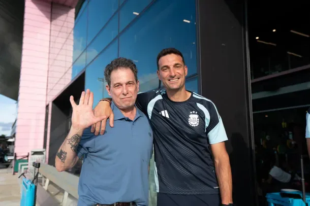 Andrés Calamaro visitó a la Selección Argentina en Miami antes de los 16avos y le puso música al video del entrenamiento