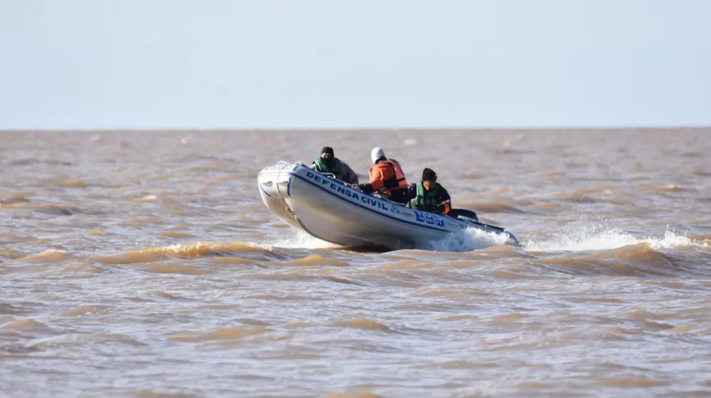 Investigan si el cuerpo hallado en la costa uruguaya pertenece a uno de los pescadores desaparecidos en Berazategui