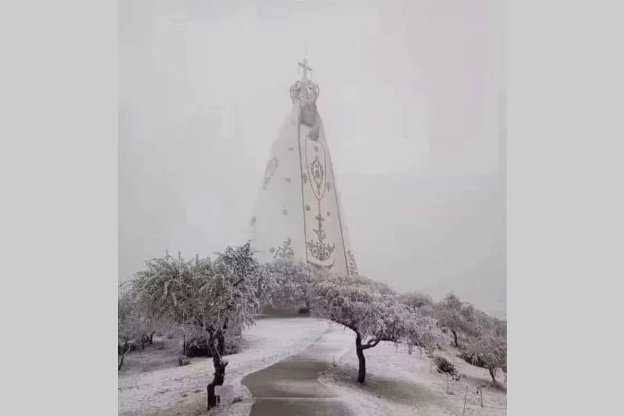 La imagen de la Virgen del Valle rodeada por un manto blanco conmueve a miles de fieles