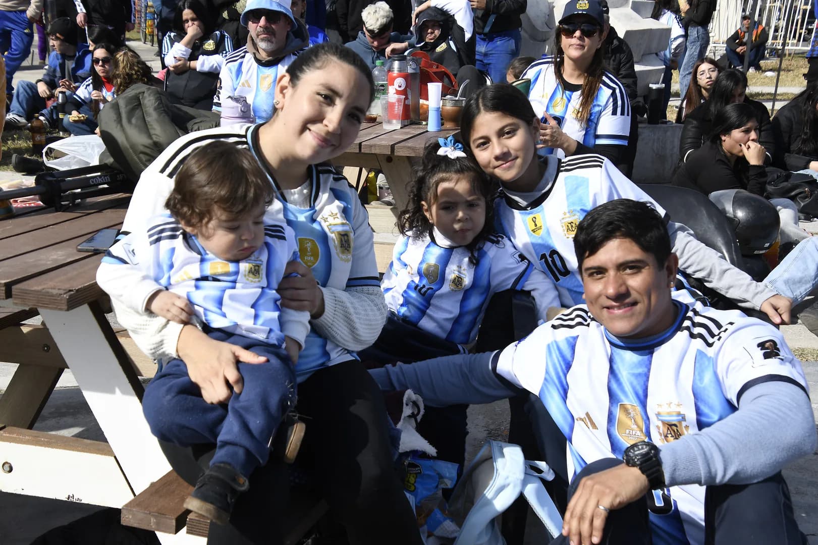Cientos de santiagueños se reunieron en el Fan Fest del Fórum para alentar a la Selección argentina ante Egipto