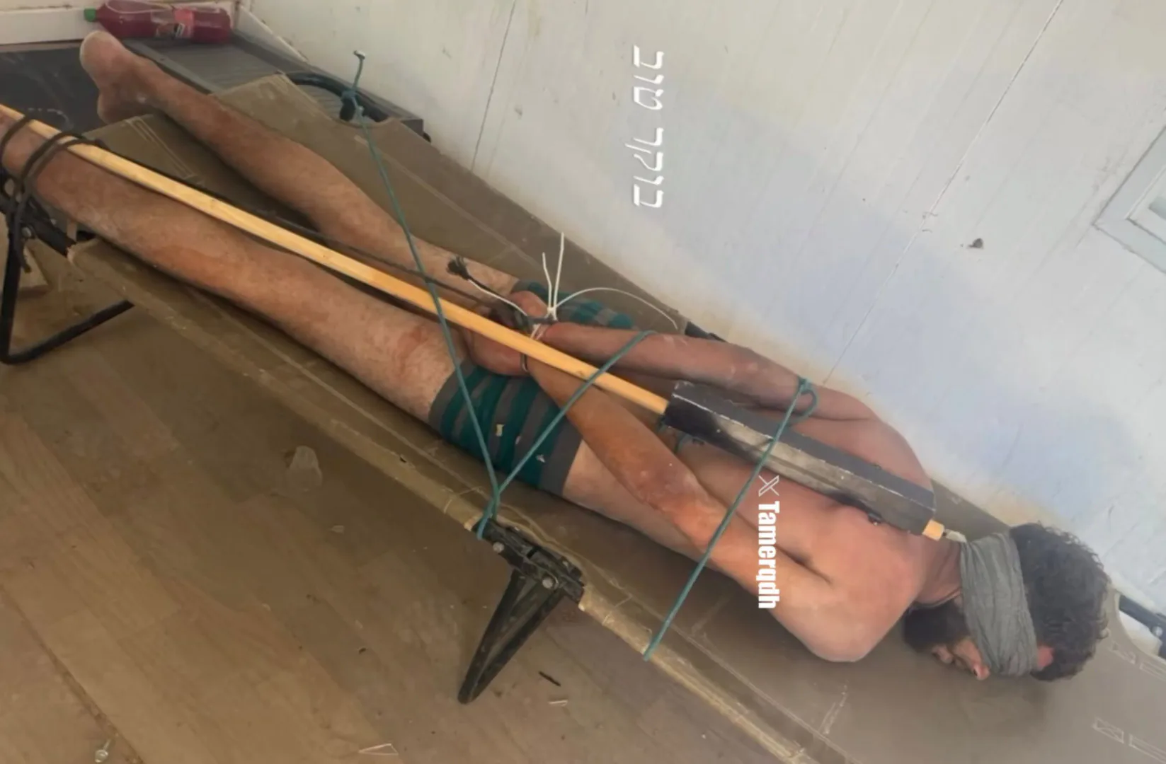 Grupos de derechos humanos denuncian torturas tras la viralización de una foto de un detenido palestino atado a una barra de hierro