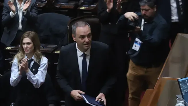 YPF oficializó la renuncia de Manuel Adorni a su cargo en el Directorio de la compañía
