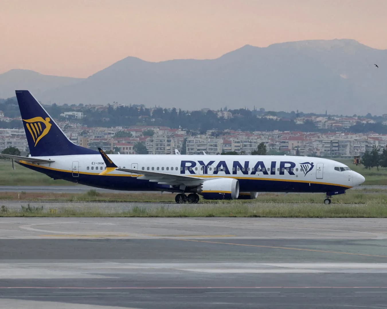 Pánico en el aire: un pasajero de Ryanair casi es succionado tras romperse una ventanilla en pleno vuelo