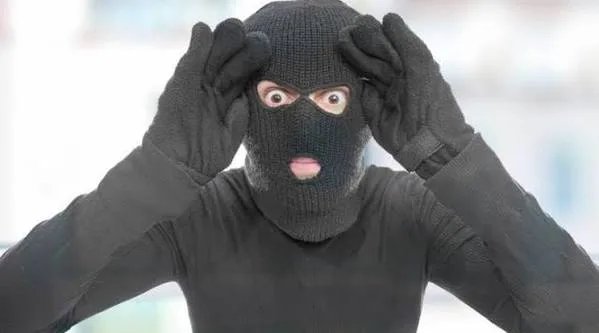 Robó cuatro barras de hierro de un comercio, se arrepintió y fue a devolver todo a la comisaría