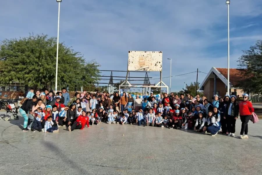 Emotivo Banderazo Patrio: el Jardín N.º 93 "Grillito" tiñó de celeste y blanco las calles de la ciudad y el Parque Sur