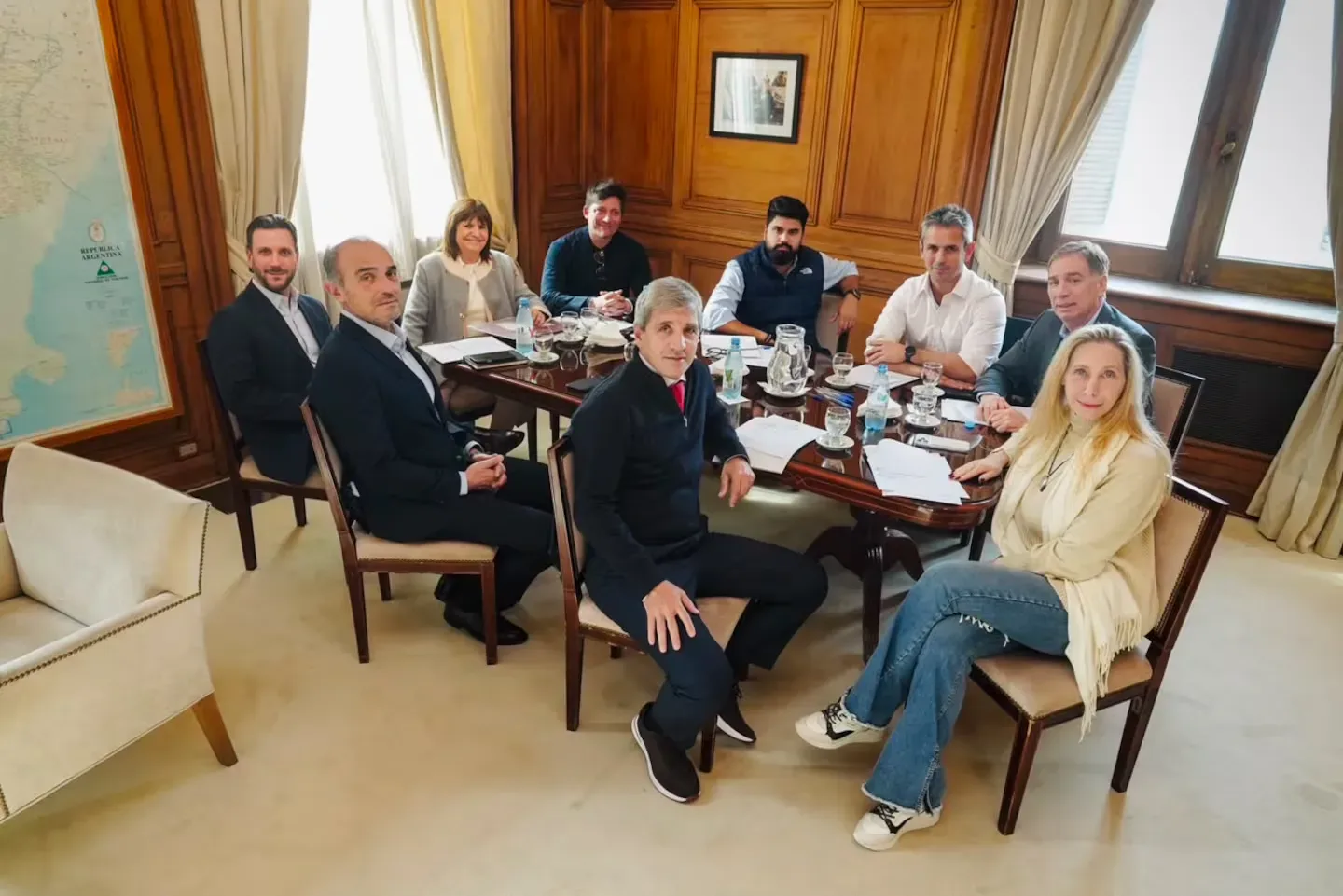 El Gobierno acelera su agenda de reformas: Milei convoca a legisladores y Santilli inicia reuniones clave con gobernadores