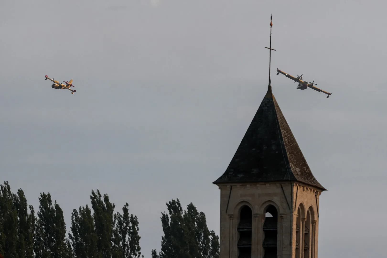 Incendios forestales fuera de control en Europa: crisis en Fontainebleau y tragedia en España