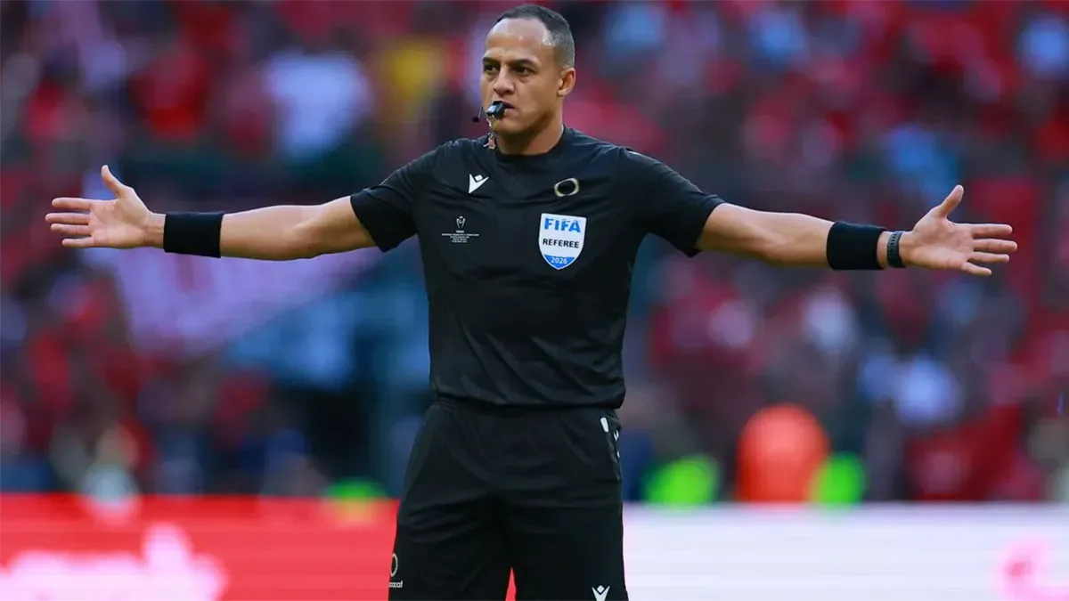 La FIFA designó al árbitro Ismail Elfath para dirigir la semifinal entre Argentina e Inglaterra