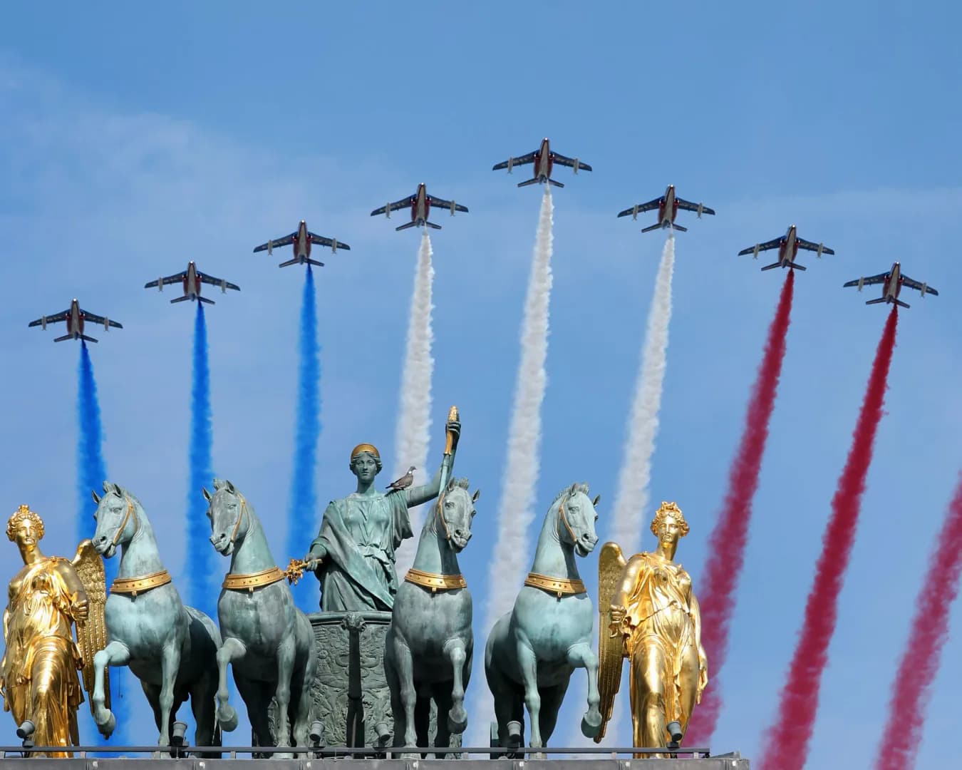 Macron preside un desfile histórico en París marcado por la unidad europea y la crisis climática