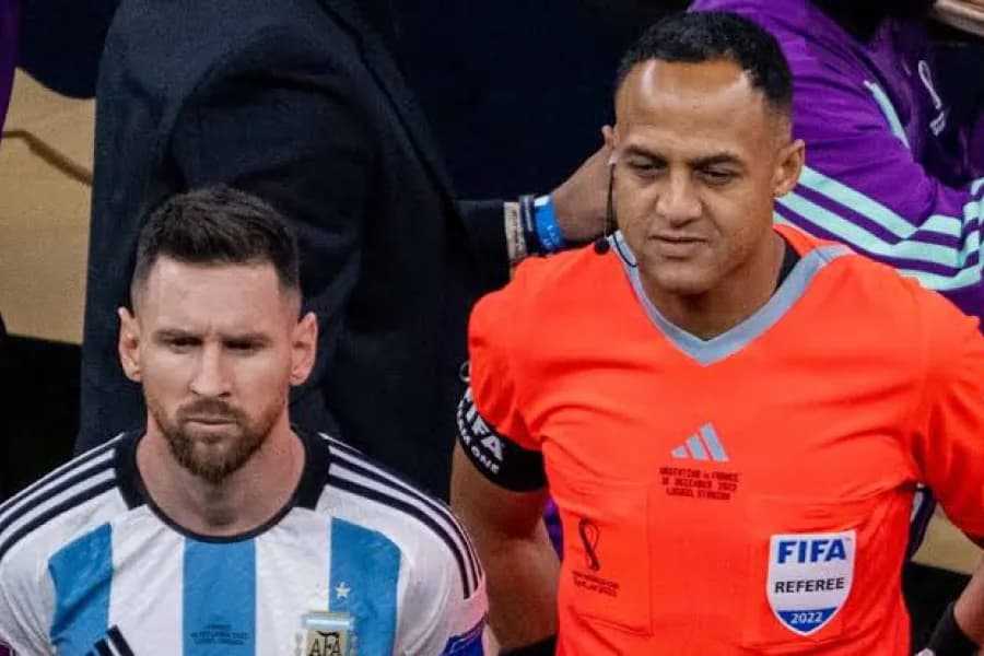 Sospechas y viejas rivalidades: la prensa británica cuestiona la designación del árbitro para la semifinal ante la Argentina de Messi