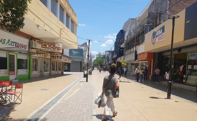 Insólita imprudencia en Santiago: dos jóvenes circularon en moto por la Peatonal Tucumán