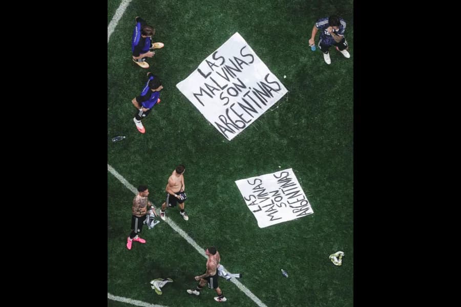 Reclamo de soberanía en Atlanta: la Selección celebró el pase a la final con una bandera de las Islas Malvinas