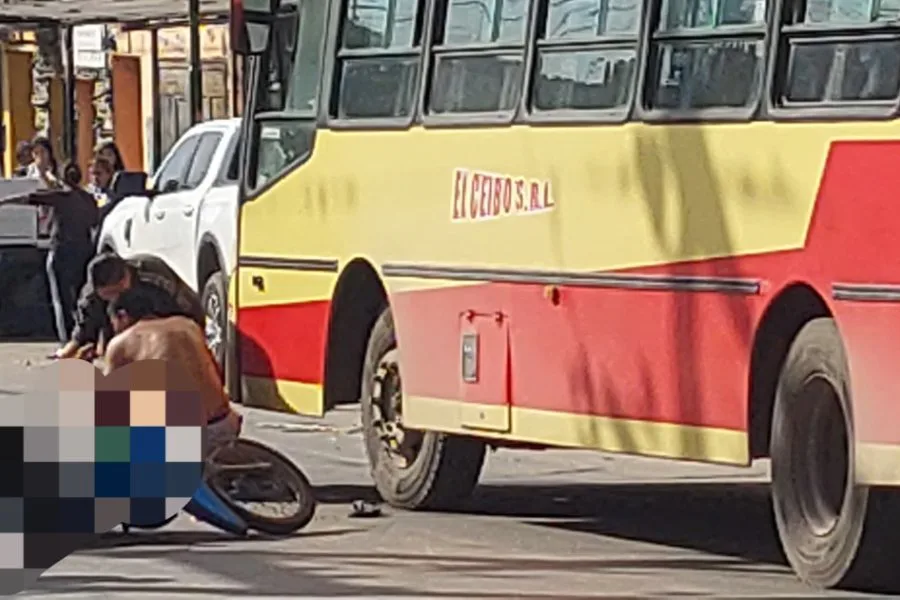 Tragedia en El Colmenar: dos niños de 4 y 8 años murieron al chocar la moto en la que viajaban contra un colectivo