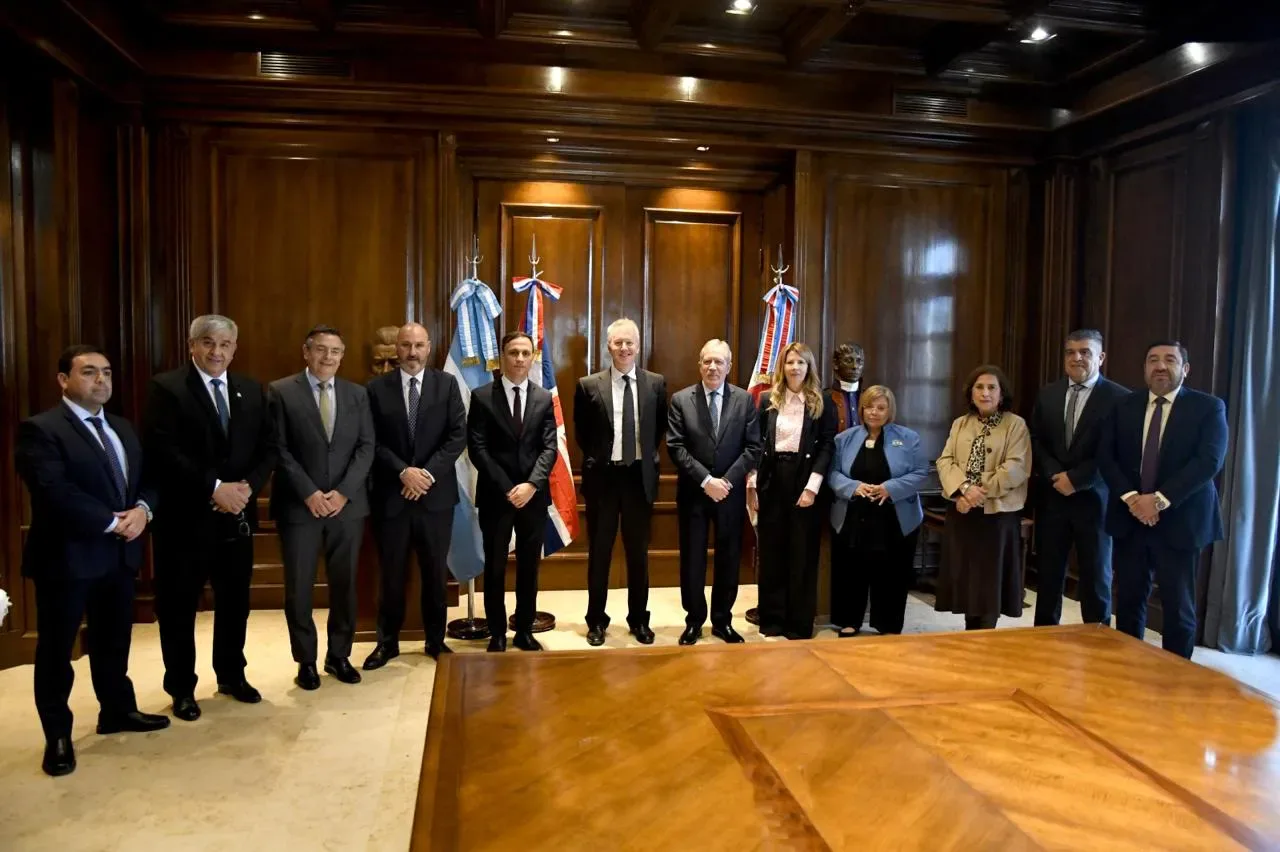 El gobernador Elías Suárez recibió al embajador del Reino Unido en Santiago del Estero