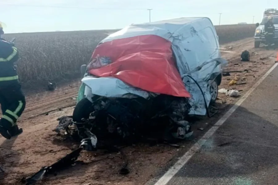Dos hombres murieron tras un choque frontal entre un utilitario y un camión en una ruta de Córdoba