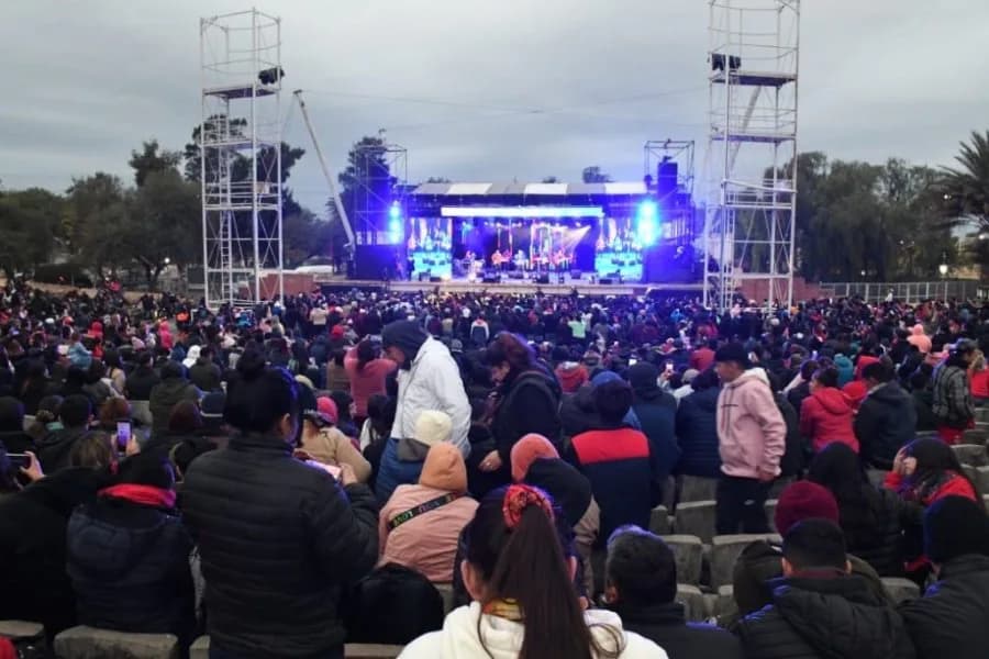 Festejos por el Día del Amigo en Santiago: hoy se realiza el gran festival gratuito en plaza Añoranzas