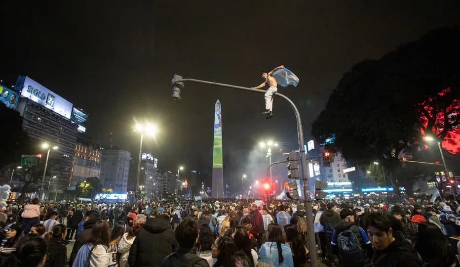 Dos hombres murieron tras sufrir paros cardíacos durante la final del Mundial
