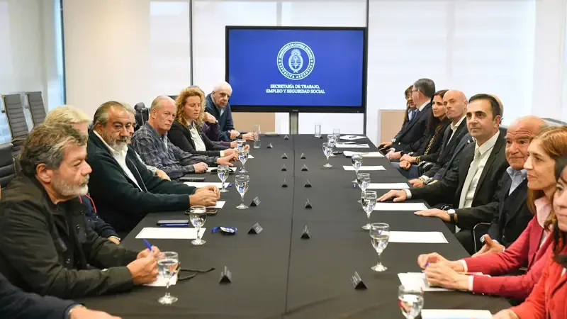 Giro oficial: el Gobierno nacional rehabilitó fondos para los sindicatos y flexibilizó la reforma laboral
