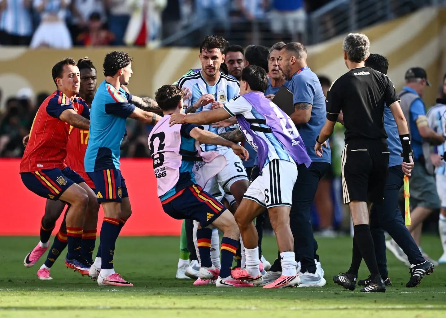 Paredes, Molina y Ayala, bajo la lupa de la FIFA tras la final