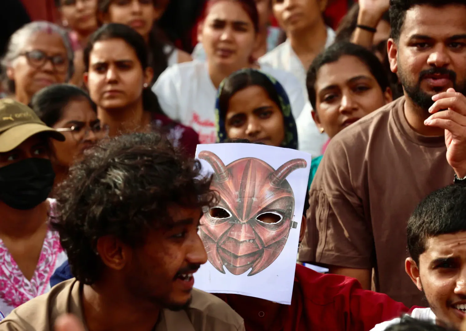 Decenas de miles de jóvenes protestan en Delhi para exigir la dimisión del ministro de Educación de la India