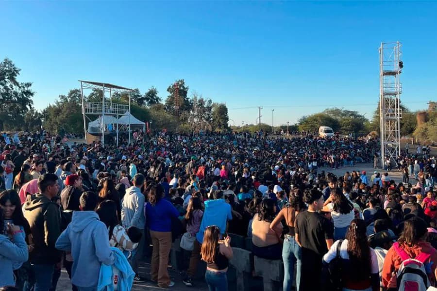 Cientos de santiagueños celebraron el Día del Amigo con música y actividades en Plaza Añoranzas