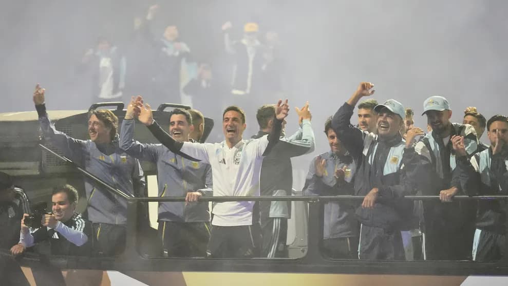 La Selección llegó al país tras el subcampeonato mundial: una multitud ovacionó al plantel en las afueras de Ezeiza