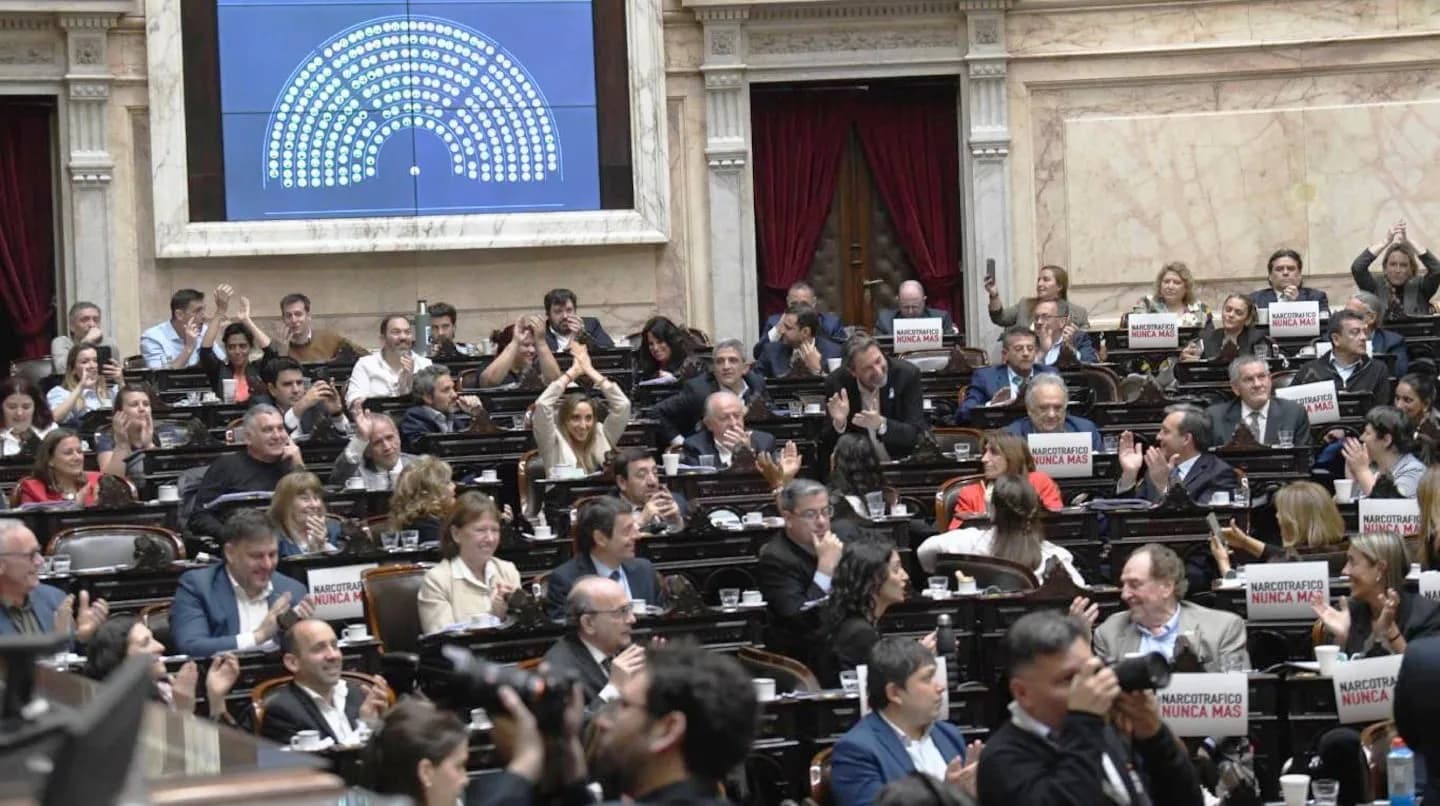 Tras las críticas a la Argentina, impulsan cobrar salud y educación a extranjeros sin residencia