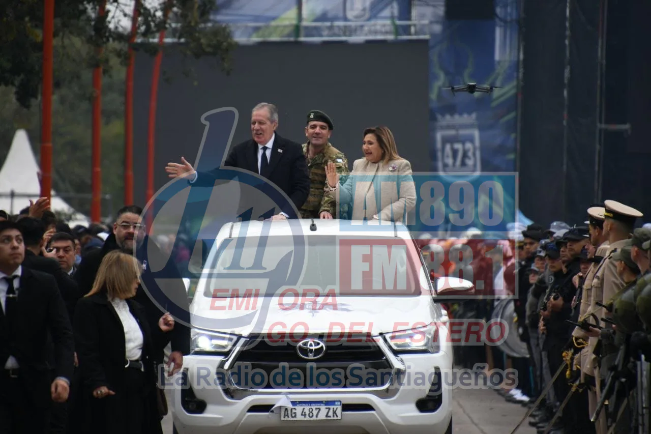 El Parque Aguirre se vistió de fiesta con el acto central y el tradicional desfile por el 473° aniversario de Santiago del Estero