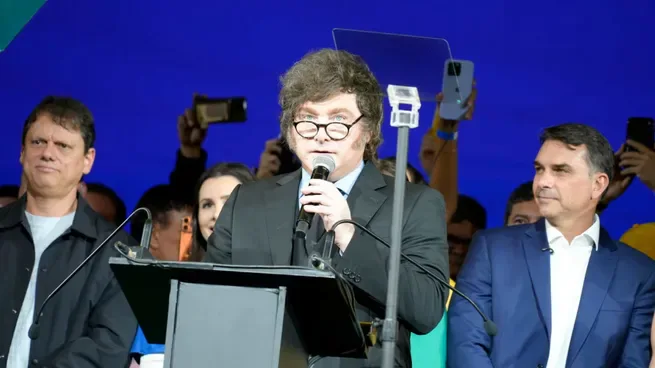 Javier Milei arremetió contra Lula y Alexandre de Moraes en Brasil y desató un duro cruce institucional con el STF