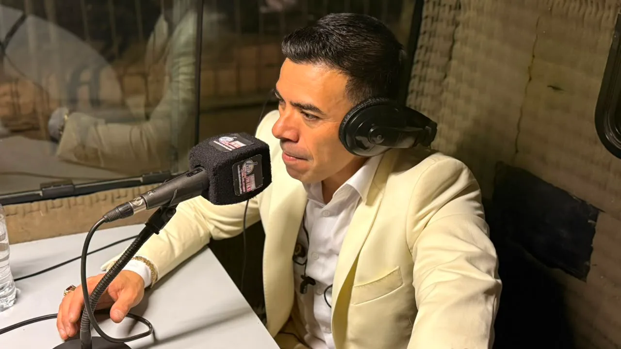 Tras un show majestuoso, Alejandro Véliz visitó el estudio móvil de Radio LV11