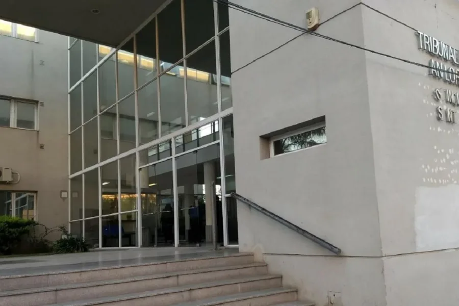 Un error judicial permitió la liberación de un acusado de abusar de sus dos hijas