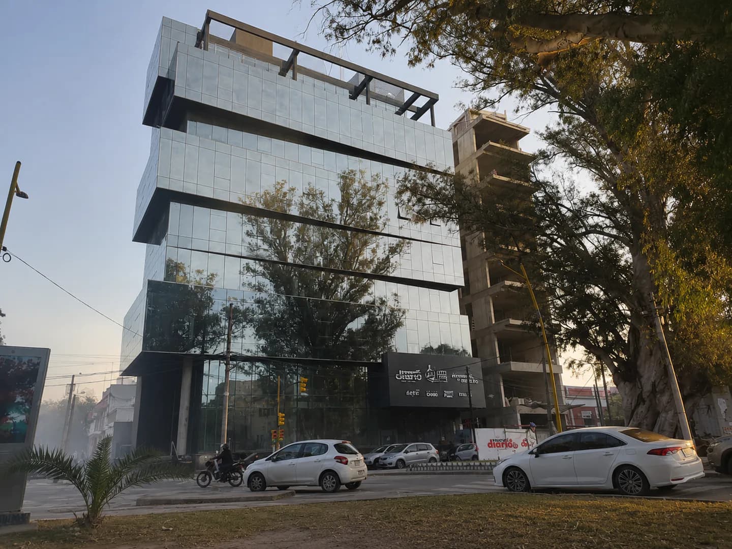 El frío se hizo sentir al amanecer y anticipan una tarde de 25° en Santiago