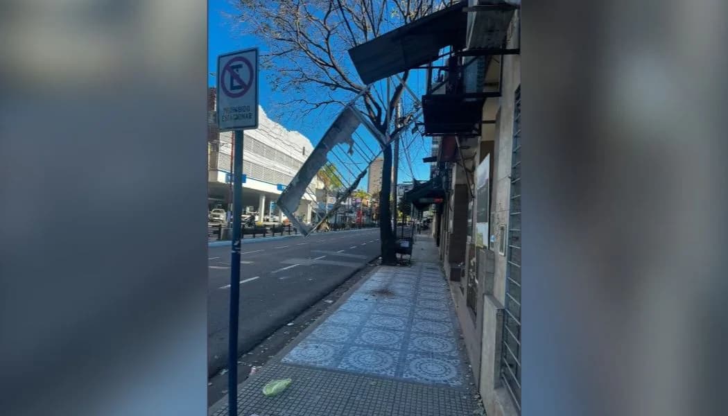 Buscan al vehículo que derribó un cartel de un comercio y escapó