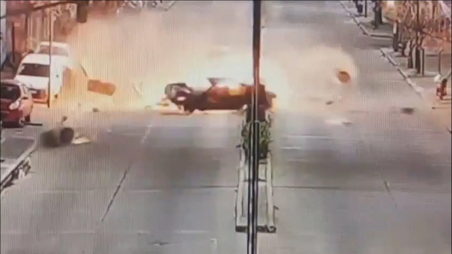 Dos jóvenes de 18 años chocaron, el auto se incendió y están graves