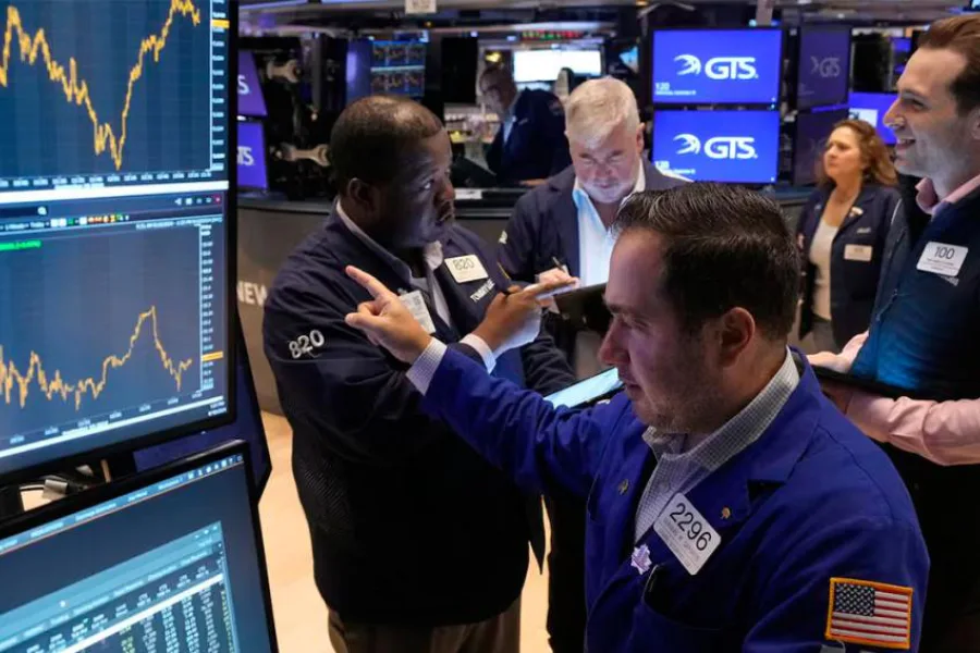 El riesgo país cayó a 430 puntos y los mercados argentinos iniciaron la semana en alza tras la tregua geopolítica