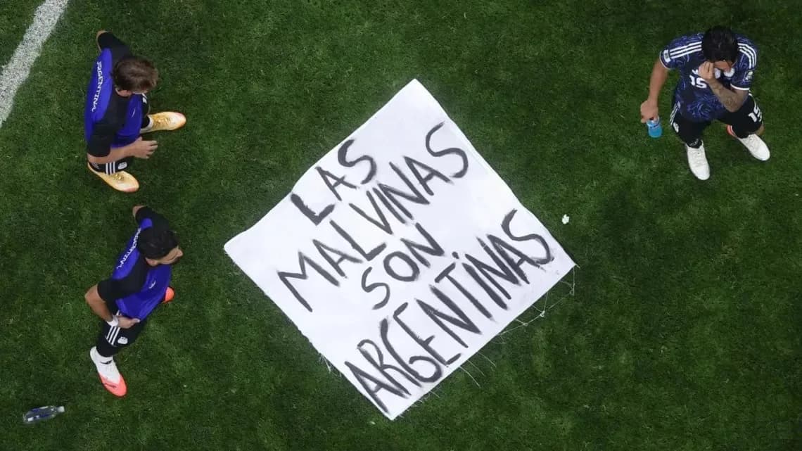 La FIFA abrió un expediente contra la AFA y jugadores por la bandera de Malvinas e incidentes en el Mundial