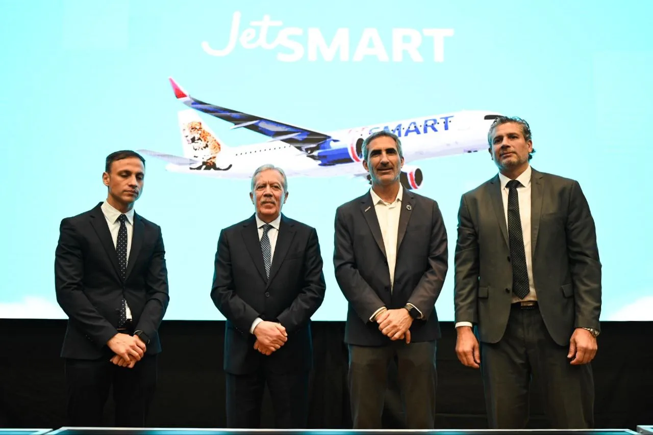 El gobernador Elías Suárez participó del lanzamiento de Jetsmart y la nueva ruta aérea entre Santiago y Buenos Aires