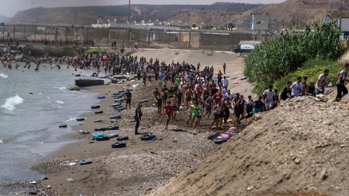 La crisis migratoria se agrava en el norte de África: cierran la frontera en Melilla y Marruecos reprime con gases lacrimógenos en Ceuta