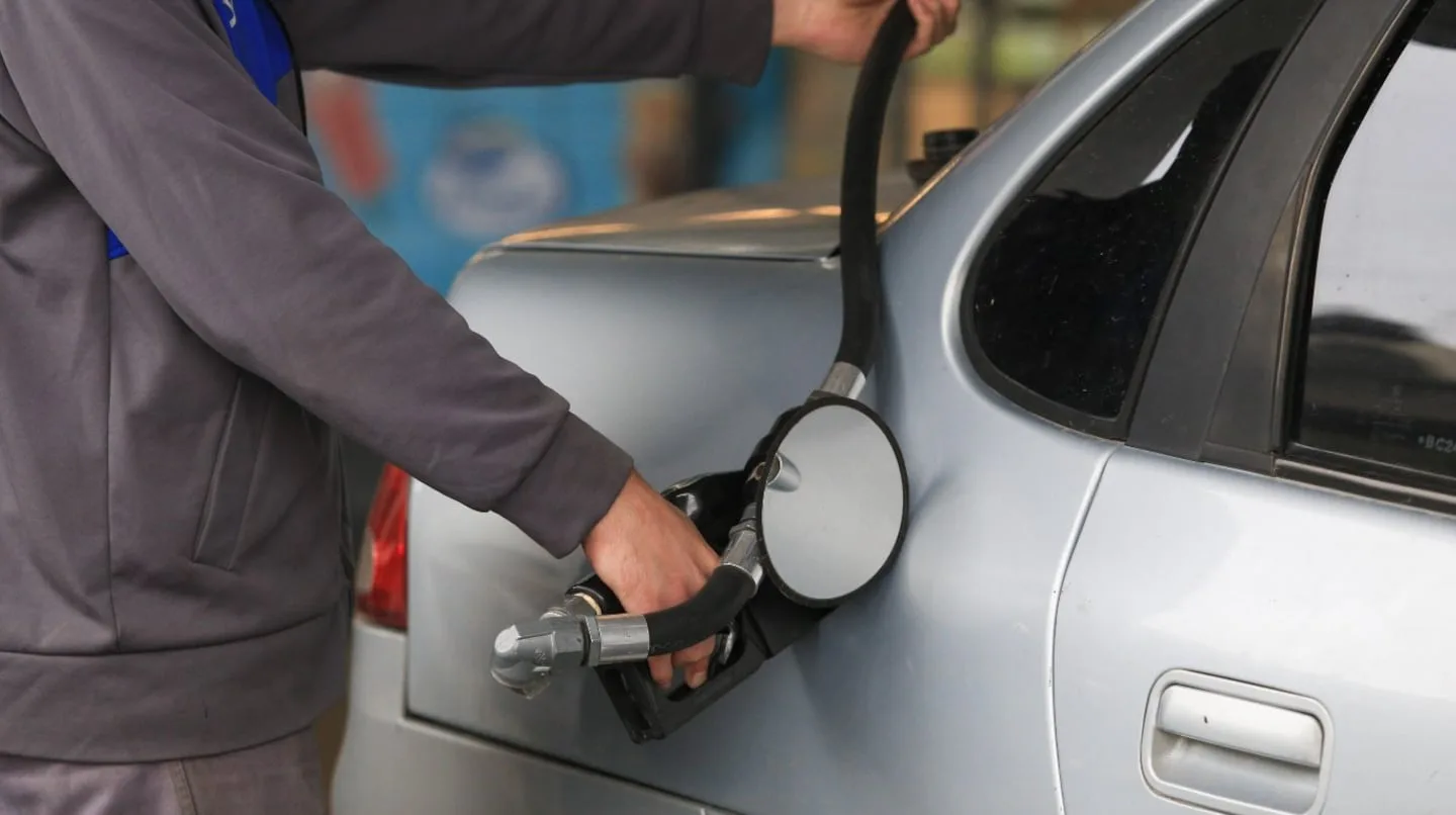 Aumentan los combustibles desde este sábado: cuánto subirán la nafta y el gasoil