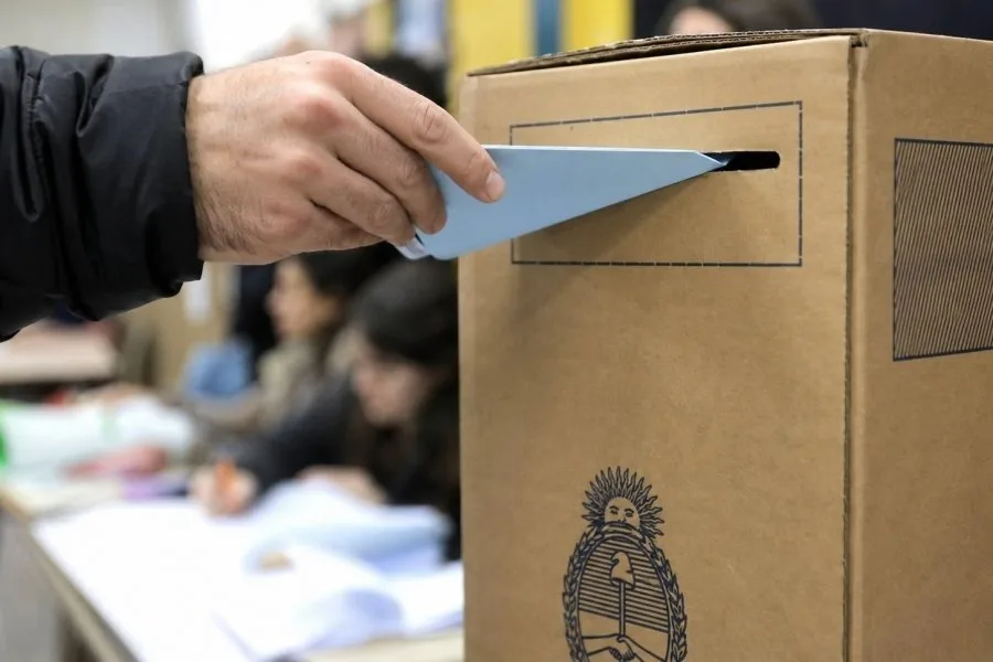 Capital cerró las urnas y comenzó el recuento para definir al próximo intendente