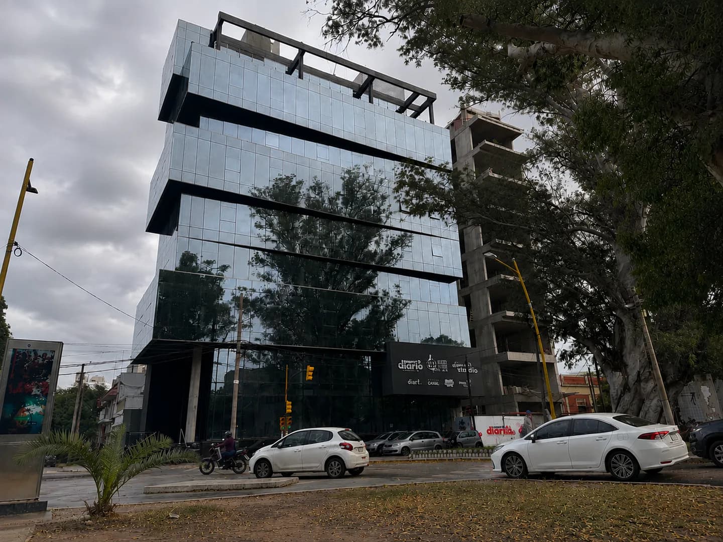Lunes con cielo mayormente nublado y máxima de 25° en Santiago