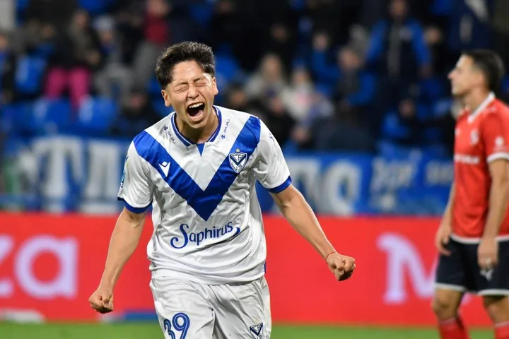 Vélez venció a Independiente, sigue invicto y lidera con puntaje ideal
