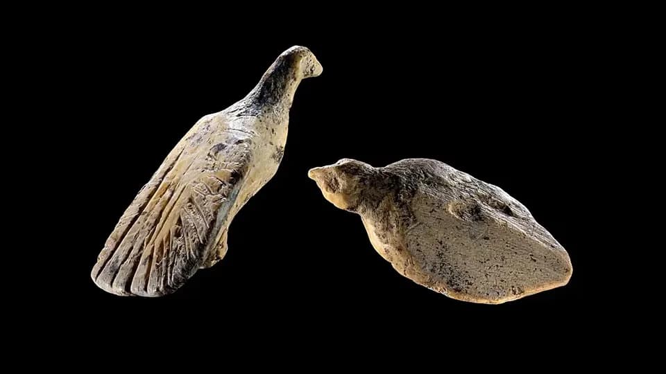 Una cueva alemana reveló esculturas de aves de la Edad de Hielo
