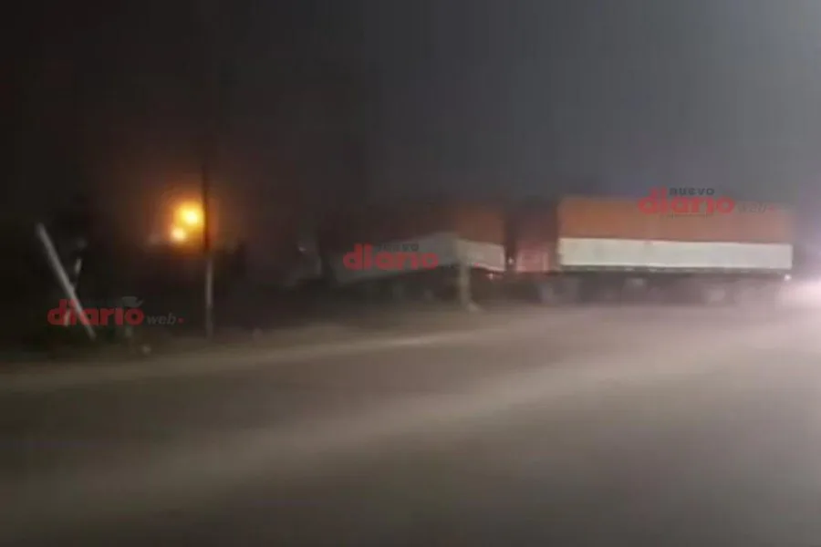 Tres jóvenes resultaron heridos tras un violento choque entre un camión y un tren de carga en La Banda