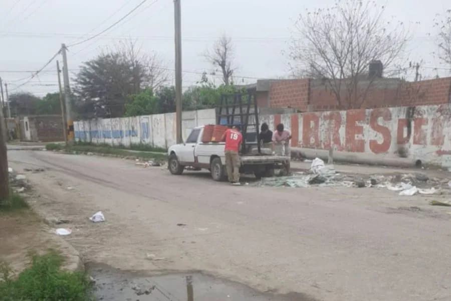 Indignación en el barrio 8 de Abril por el arrojo de vidrios rotos en plena vía pública