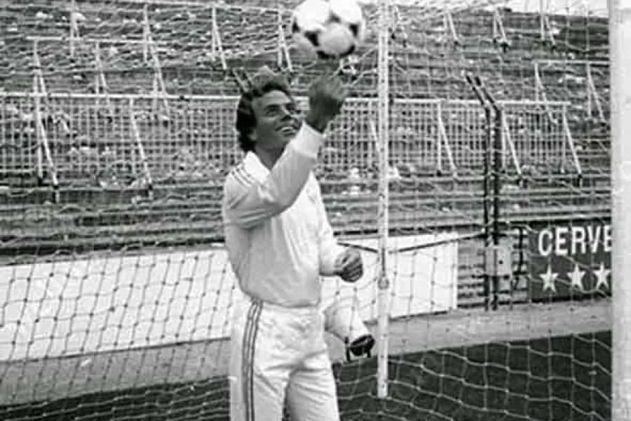 Julio Iglesias, el prometedor arquero del Real Madrid que un trágico accidente convirtió en leyenda de la música