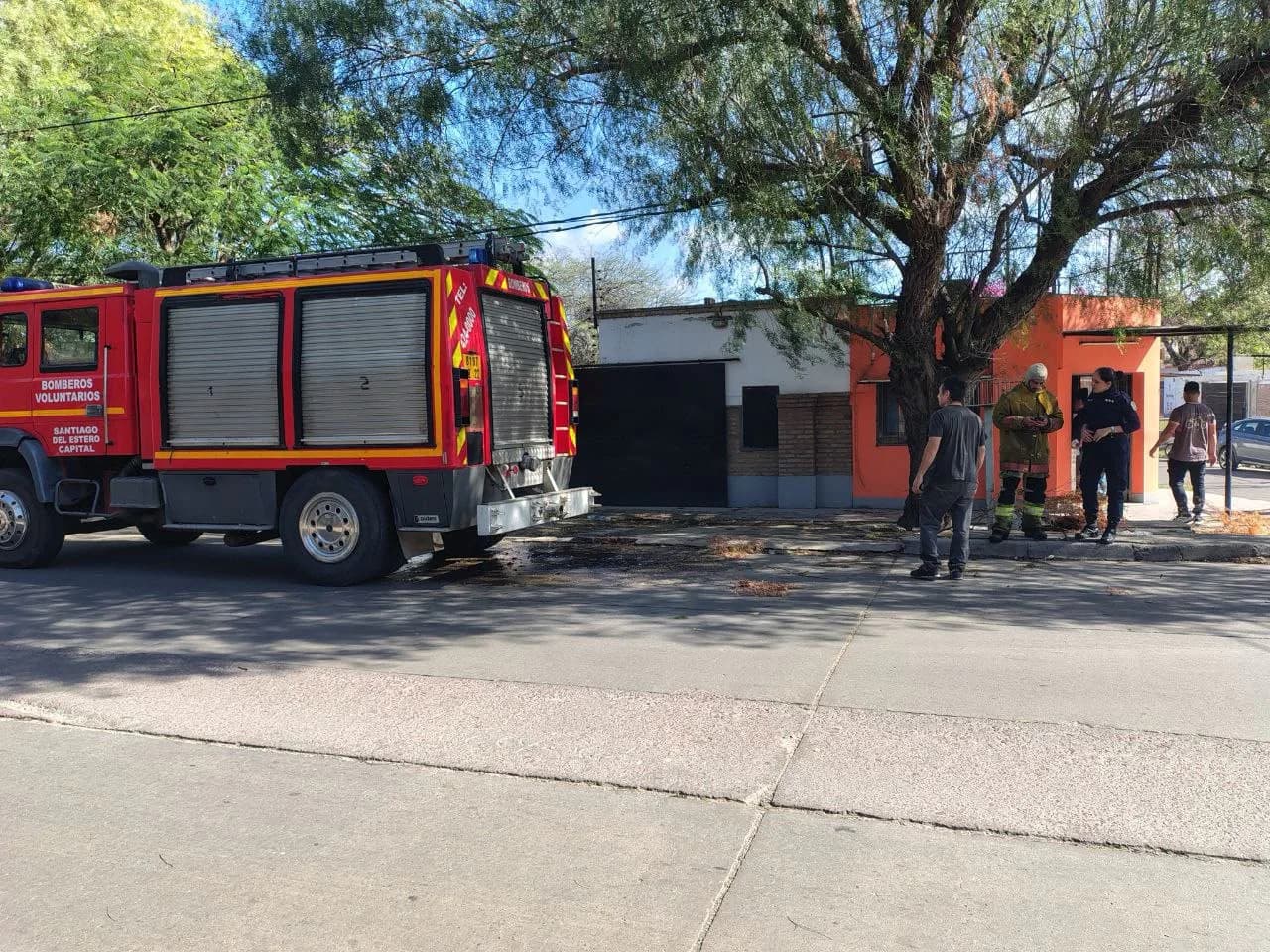Se incendió una ferretería en la capital y trabajaron bomberos para controlar las llamas