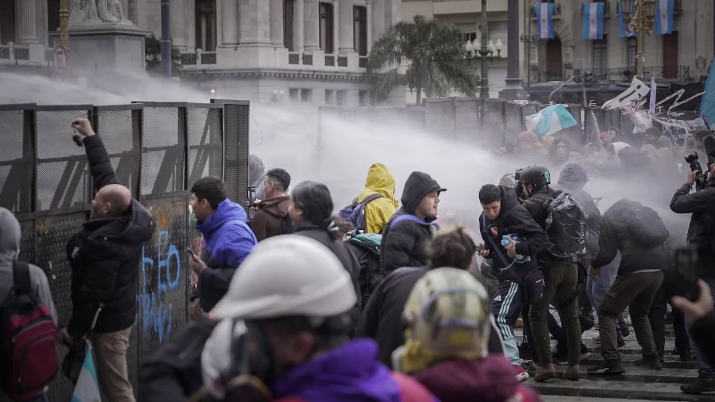 Tensión y enfrentamientos frente al Congreso durante la marcha contra la Ley de Propiedad Privada: hubo al menos un detenido