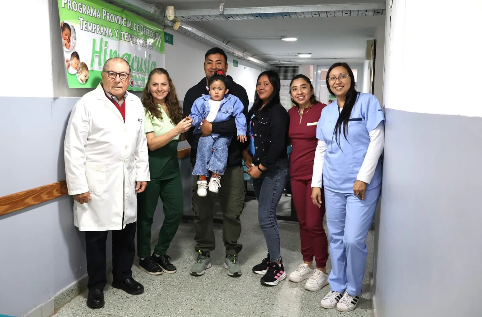Un gran paso para la salud pública: una niña recibió una innovadora vincha auditiva