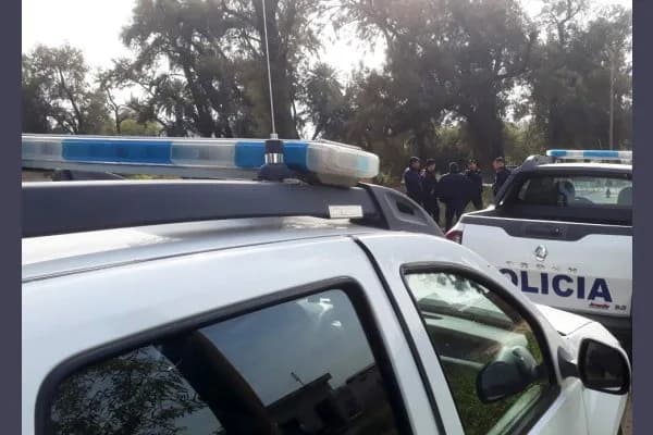 Lo encontraron tendido junto a su moto tras un violento derrape: está grave